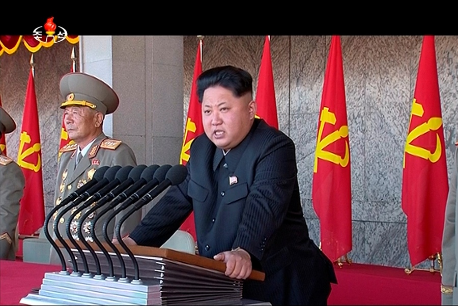 En esta imagen tomada de un video, el líder norcoreano Kim Jong ofrece un discurso durante una ceremonia por el 70mo aniversario de la creación del partido gobernante en Corea del Norte, el sábado 10 de octubre de 2015. (KRT via AP Video)