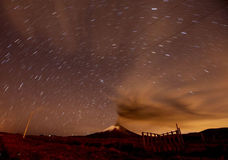  Imagen del volcán Cotopaxi desde el sector el Pedregal (Ecuador), con emisión de ceniza hoy miercoles 7 de octubre del 2015. EFE/José Jácome
