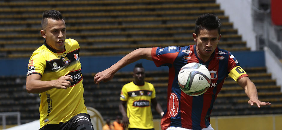 ECUADOR, Quito (25-10-2015). Edison Vega del Barcelona de Guayaquil, disputa la bola con Luis Saritama del Deportivo Quito, en el Estadio Olimpico Atahualpa, en el campeonato campeonato Ecuatoriano Copa Pilsener. PHOTOS API / JUAN CEVALLOS .