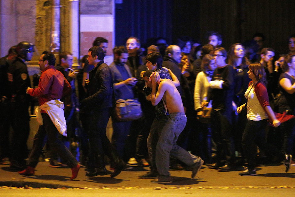 VAL107. Paris (France), 13/11/2015.- Wounded people are evacuated outside the scene of a hostage situation at the Bataclan theatre in Paris, France, 14 November 2015. Dozens of people have been killed in a series of attacks in the French capital Paris, with a hostage-taking also reported at a concert hall. (Francia) EFE/EPA/YOAN VALAT