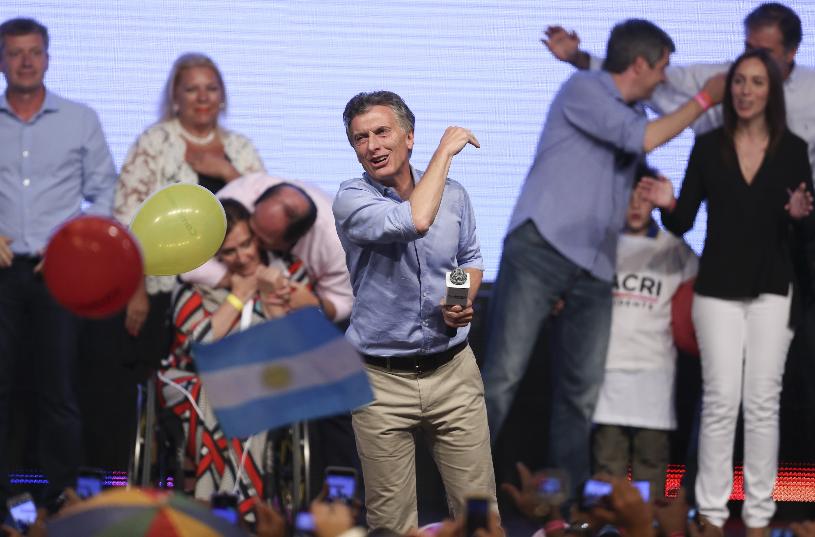 BUENOS AIRES (ARGENTINA), 22/11/2015.- El líder del frente opositor Cambiemos, Mauricio Macri, saluda a seguidores hoy, domingo 22 de noviembre de 2015, en Buenos Aires (Argentina). Mauricio Macri, ganó hoy la segunda vuelta de las elecciones presidenciales en Argentina y se convertirá en el nuevo mandatario del país, según los datos con más del 60 % del escrutinio efectuado. Con el 66,37 por ciento de las mesas escrutadas, Macri logró un 53,46 por ciento de votos frente al 46,54 por ciento del oficialista Daniel Scioli, del gobernante Frente para la Victoria. Los datos difundidos por el Ejecutivo argentino, a cargo del escrutinio provisional de los comicios, indican que el nivel de participación en esta jornada electoral ha sido del 80,63 por ciento. Inmediatamente después de conocerse estos resultados, Scioli reconoció su derrota y felicitó a su oponente. EFE/David Fernández