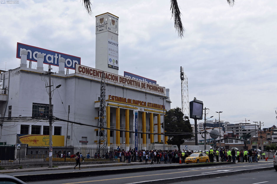 ECUADOR, Quito: (22/11/2015).- El Deportivo Quito fue suspendido y no disputara su encuentro en contra del River de ECuador por la Federación Ecuatoriana de Fútbol al no estar al dia con sus deudas economicas. A las afueras del estadio Olimpico Atahualpa hinchas del Deportivo Quito apoyan a su equipo ante la posiblidad de descender a la serie B del futbol ecuatoriano. . FOTOS API / JUAN CEVALLOS. ECUADOR, Quito: (11/22/2015) .- The Deportivo Quito was suspended and did not play their match against River of Ecuador by the Ecuadorian Football Federation when not being up to date with the  financial debts. On the outskirts of Olimpico Atahualpa stadium Deportivo Quito fans support their team with the possibility of descending to the B series of the Ecuadorian soccer. . PHOTOS API / JUAN CEVALLOS.