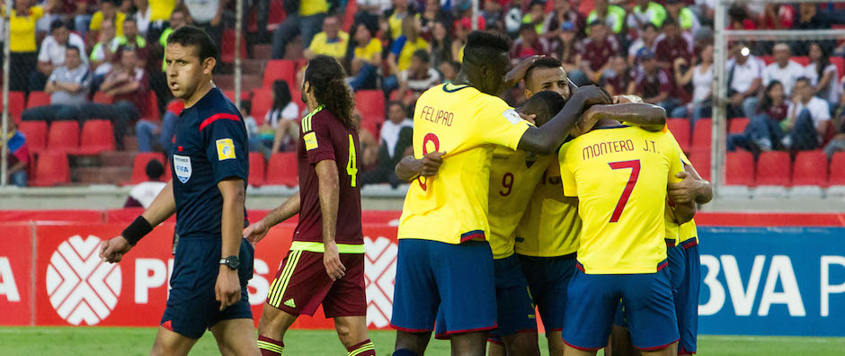 CAR06 PUERTO ORDAZ (VENEZUELA) 17/11/2015 .- Los jugadores de Ecuador celebran un gol ante Venezuela hoy, martes 17 de noviembre de 2015, durante un juego en el estadio Cachamay, en la ciudad de Puerto Ordaz (Venezuela), por las eliminatorias suramericanas al Mundial Rusia 2018. EFE/MIGUEL GUTIÉRREZ