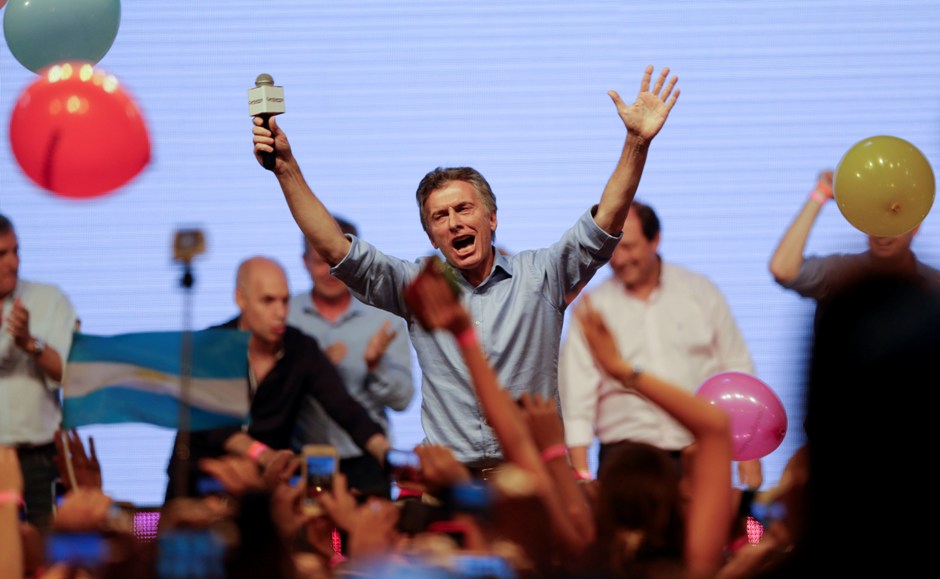 El presidente electo de Argentina Mauricio Macri saluda a sus partidarios en la sede de campaña de su partido en Buenos Aires, Argentina, el domingo 22 de noviembre de 2015. (AP Foto/Ricardo Mazalan)