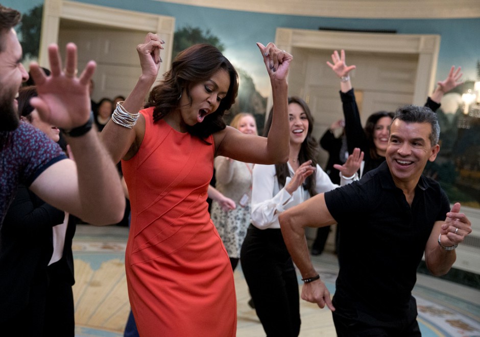La primera dama Michelle Obama baila al ritmo de "Conga" de Gloria Estefan durante un evento de Broadway en la Casa Blanca para estudiantes de secundaria en programas de arte, el lunes 16 de noviembre del 2015 en Washington. (AP Foto/Carolyn Kaster)