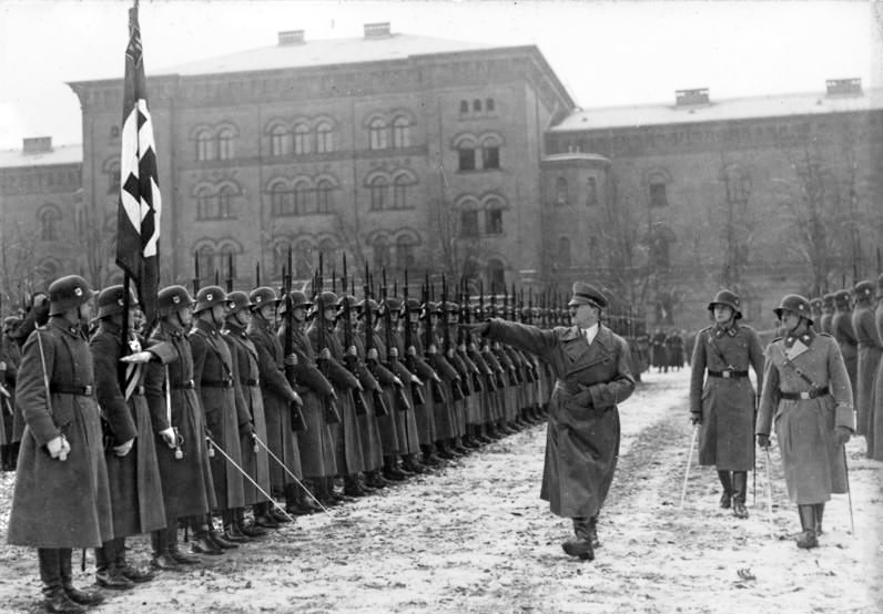 Adolf Hitler y la División Panzer en1935.