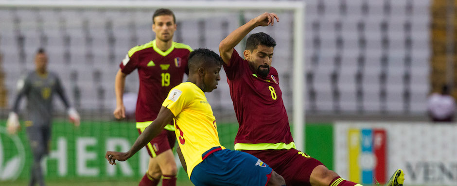 CAR02 PUERTO ORDAZ (VENEZUELA) 17/11/2015 .- EL jugador de la selección de Ecuador Frickson Erazo (c) disputa el balón ante el jugador del equipo Tomas Rincón (d) de Venezuela hoy, martes 17 de noviembre de 2015, durante un juego en el estadio Cachamay, en la ciudad de Puerto Ordaz (Venezuela), por las eliminatorias suramericanas al Mundial Rusia 2018. EFE/MIGUEL GUTIÉRREZ