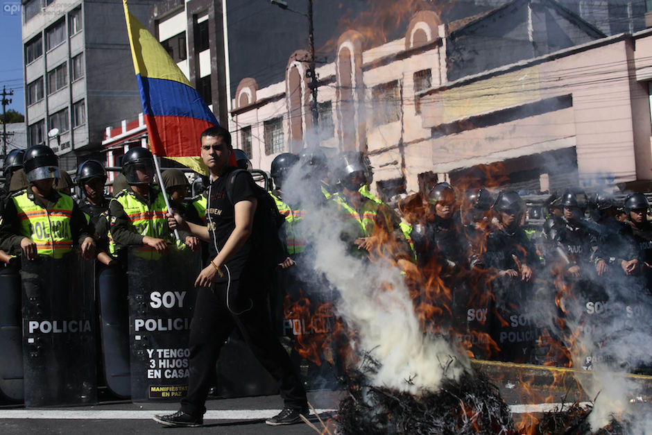 Protesta en los exteriores de la Asamblea Nacional, el 3 de diciembre de 2015. API/Juan Cevallos.