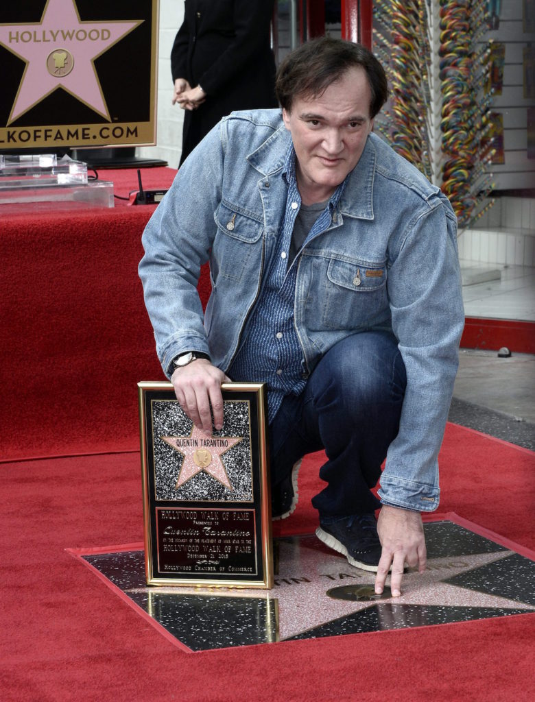 HOLLYWOOD (EE.UU.), 21/12/2015.- El escritor y director estadounidense Quentin Tarantino posa junto a su estrella hoy, lunes 21 de diciembre de 2015, durante una ceremonia en el Paseo de la Fama, en Hollywood (CA, EE.UU.). Tarantino recibió la estrella número 2.569 en la categoría de Motion Pictures. EFE/PAUL BUCK