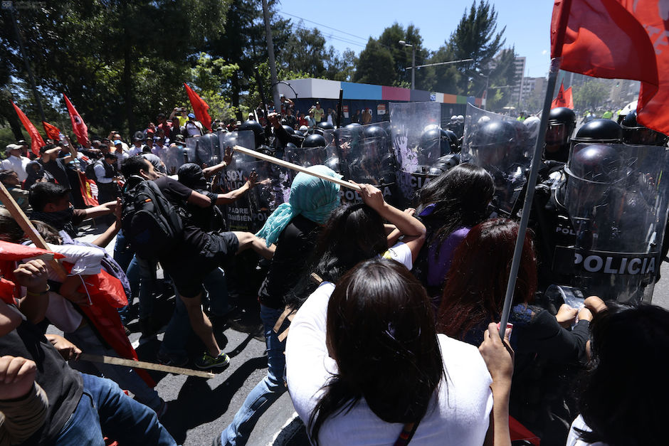 Enfrentamientos en el centro de Quito, contra las enmiendas constitucionales, el 3 de diciembre de 2015. API/Juan Ceballos