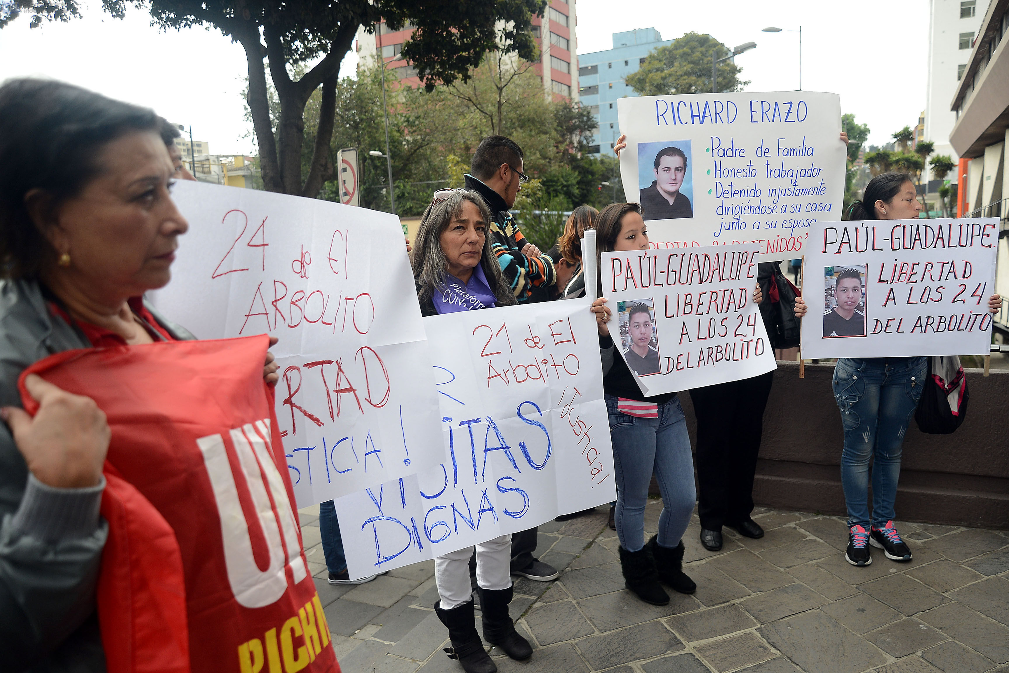 ECUADOR, Quito (08-12-2015). Plantonera a las afeuras del ministerio de justicia de los familiares de los detenidos en las protestas pasadas del 3 de diciembre del 2015. FOTOS API.
