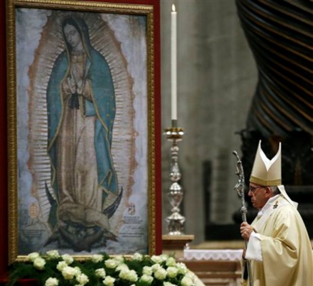 El papa Francisco celebra misa en San Pedro el sábado 12 de diciembre de 2015 por la noche , en la festividad de la Virgen de Guadalupe, patrona de México. Francisco visitará el país latinoammericano del 12 al 18 de febrero. (AP Foto/Gregorio Borgia)