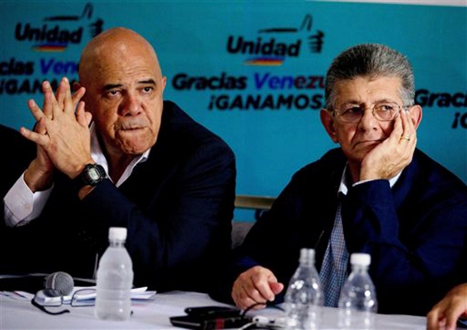 El Secretario General de la coalición opositora Unidad Democrática, Jesús Torralba, izquierda, y el congresista Henry Ramos Allup, escuchan una pregunta durante una rueda de prensa en un hotel de Caracas, Venezuela, el viernes 11 de diciembre de 2015. La nueva mayoría del Congreso descartó que quiera ir a un conflicto de poderes con el gobierno, pero advirtió que de bloquearse las acciones de la nueva Asamblea Nacional está dispuesta a activar los mecanismos constitucionales que pueden incluir la enmienda constitucional, el referendo revocatorio de mandato o una asamblea nacional constituyente. (AP Photo/Fernando Llano)
