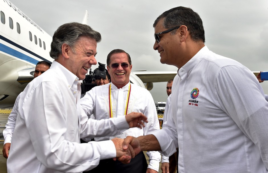 El presidente de Ecuador, Rafael Correa (d), saluda a su par de Colombia, Juan Manuel Santos (i), a su llegada a la reunión del cuarto Gabinete Binacional el martes 15 de diciembre de 2015, en el Centro de Eventos Valle del Pacífico de Cali (Colombia). EFE/CESAR CARRIÓN - SIG/PRESIDENCIA DE COLOMBIA