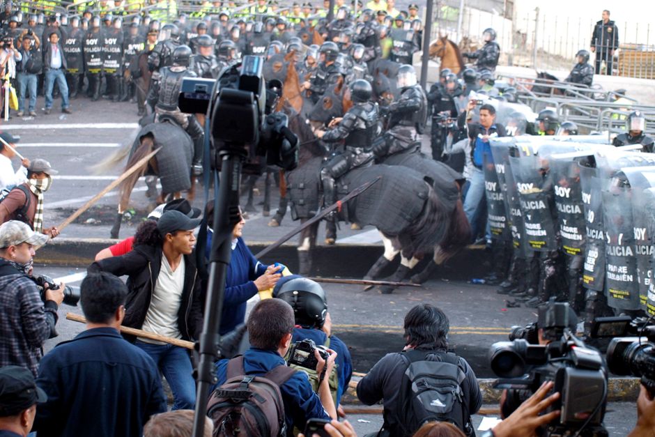 Policía reprime a manifestantes contra las enmiendas, en Quito, el 3 de diciembre de 2015. FOTO API/FREDY VILLACIS