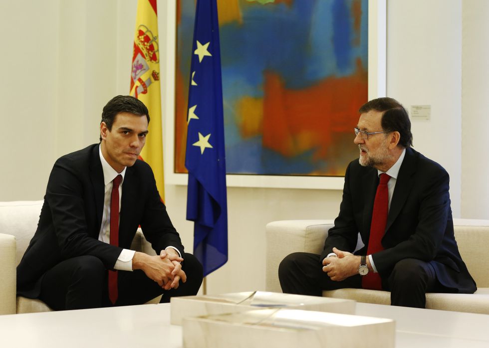 Reunión de Mariano Rajoy y Pedro Sánchez en La Moncloa, este miércoles. / LUIS SEVLLANO