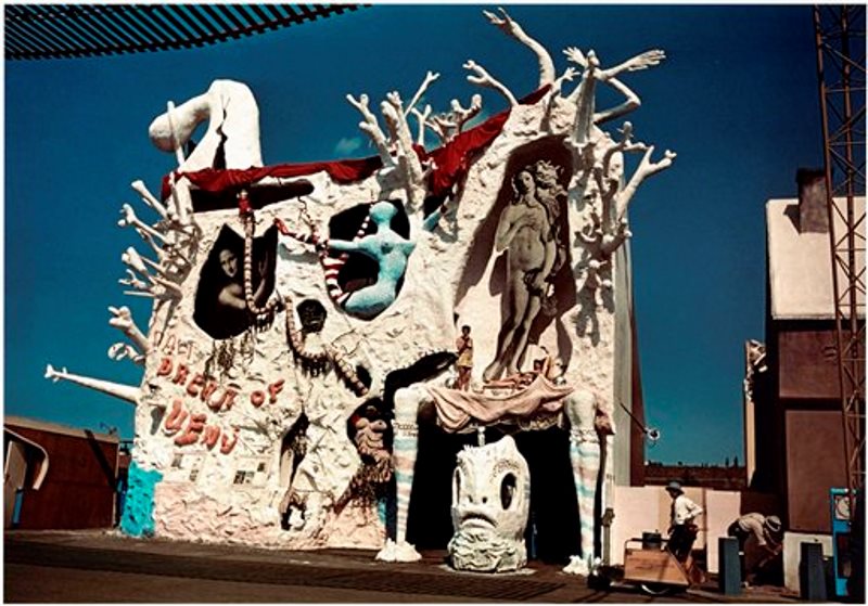 En esta imagen proporcionada por el Museo de Dalí en St. Petersburg, Florida, una foto de la fachada del “Sueño de Venus”, la instalación del artista Salvador Dalí en la Feria Mundial de 1939 en Nueva York. La obra se explora como parte de una muestra del museo sobre la relación de Dalí con Walt Disney. (Museo de Dalí/Fundación Gala-Salvador Dalí vía AP)