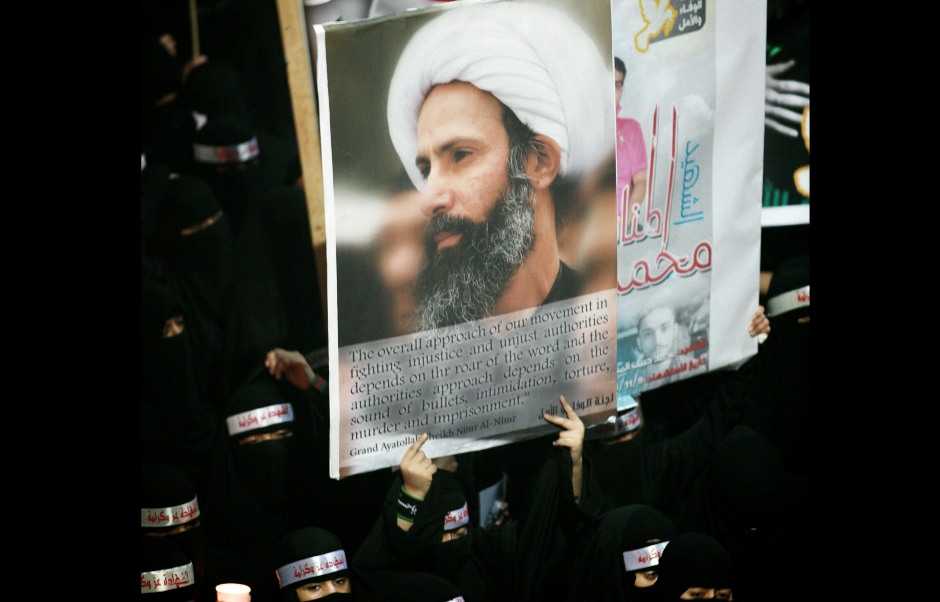 En esta imagen, tomada el 30 de septiembre de 2012, manifestantes contrarios al gobierno de Arabia Saudí portan un cartel con la imagen de un clérigo chií encarcelado, el jeque Nimr al-Nimr, durante un funeral por tres chiíes supuetamente asesinados por fuerzas de seguridad saudíes en la localidad de al-Awamiya. (Foto AP, archivo)