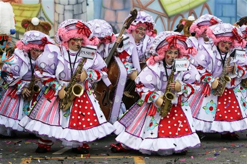 Miembros del Polish American String Band se presentan durante el desfile anual para festejar el Año Nuevo en Filadelfia, el viernes 1 de enero de 2016. Mimos con atuendos estrafalarios se pavonearon y giraron durante el desfile, una colorida celebración que incluye conjuntos de cuerdas, brigadas de cómicos, carrozas elaboradas y muchas plumas y lentejuelas. (Foto AP/Joseph Kaczmarek)