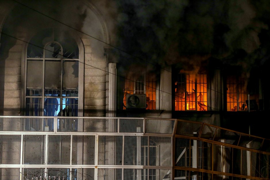 Embajada de Arabia Saudí en Teherán, Irán, tras ser asaltada el 2 de dicdiembre de 2015. EFE/EPA/MOHAMMAD REZA NADIMI