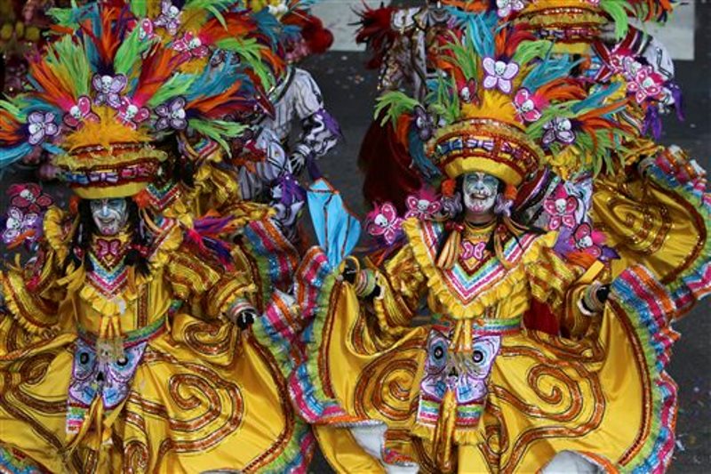 Miembros del South Philadelphia String Band se presentan durante el desfile anual para festejar el Año Nuevo en Filadelfia, el viernes 1 de enero de 2016. Mimos con atuendos estrafalarios se pavonearon y giraron durante el desfile, una colorida celebración que incluye conjuntos de cuerdas, brigadas de cómicos, carrozas elaboradas y muchas plumas y lentejuelas. (Foto AP/Joseph Kaczmarek)