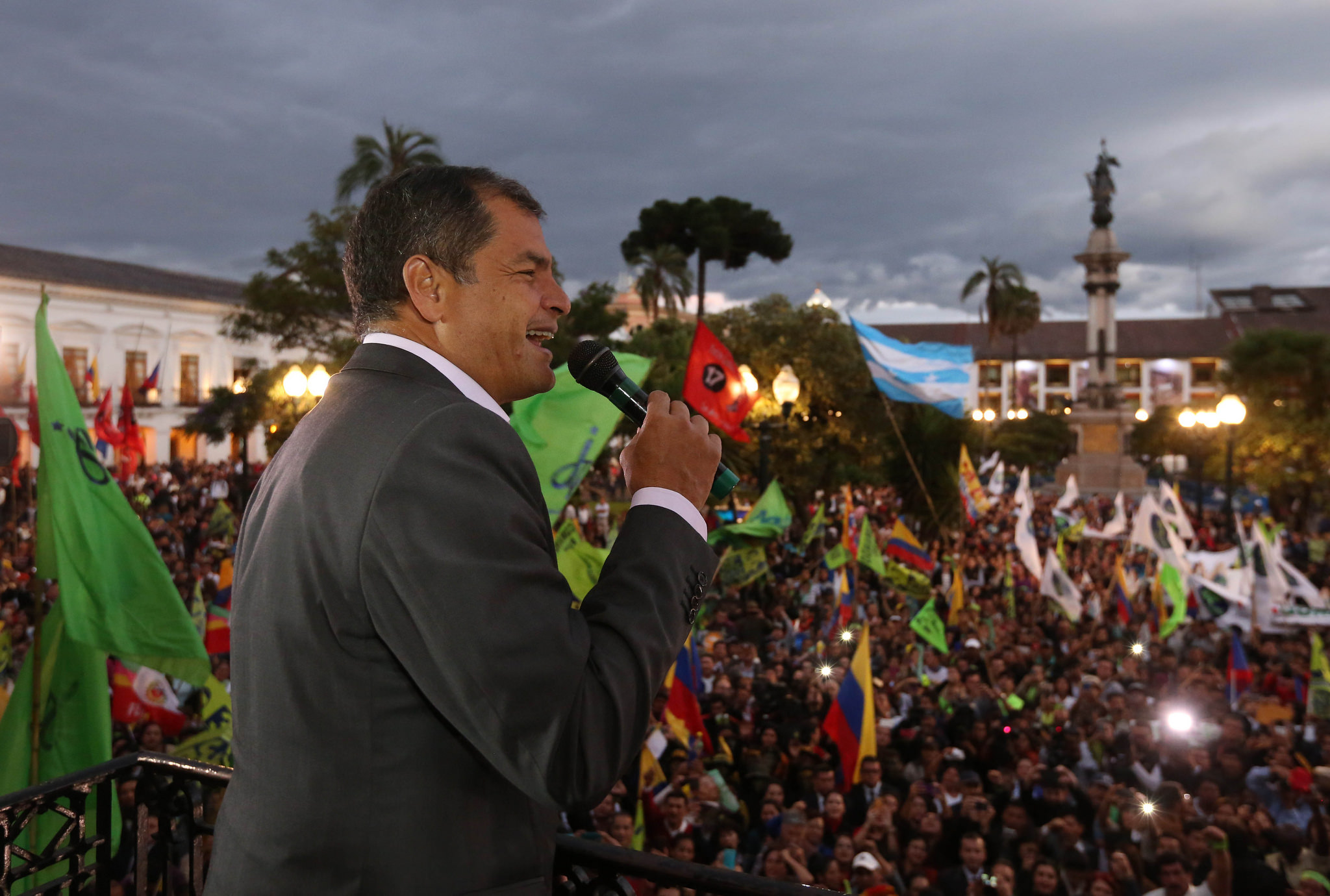 Quito, 10 feb 2016.- El Presidente de la República, Rafel Correa, se dirigió a los miles de ciudadanos se concentraron en la Plaza Grande para presentar su apoyo a la Revolución Ciudadana.