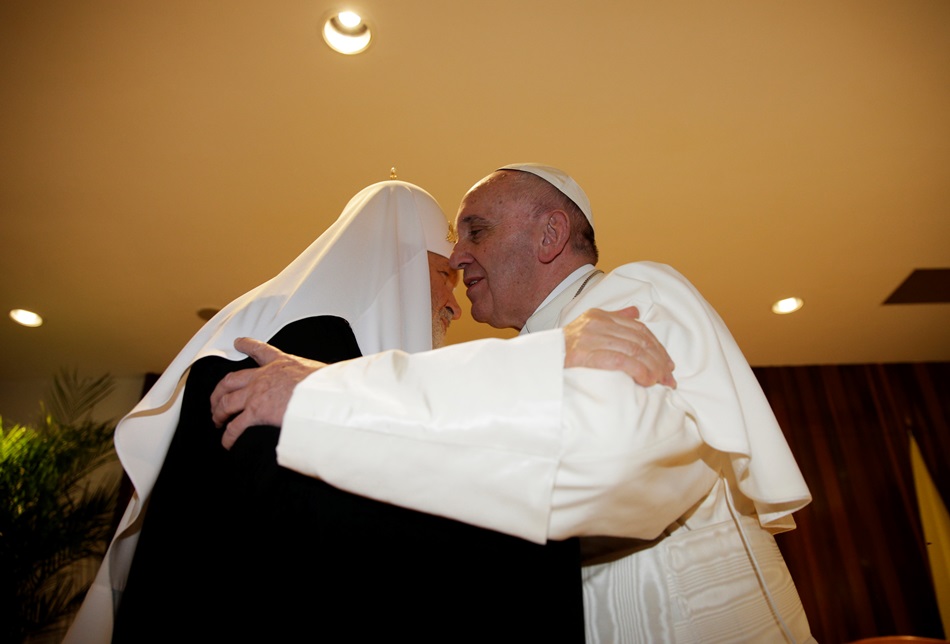 El papa Francisco (d) se abraza con el patriarca ortodoxo ruso Kiril (i) hoy, viernes 12 de febrero de 2016, en el aeropuerto internacional José Martí de La Habana (Cuba). EFE/Max Rossi/POOL