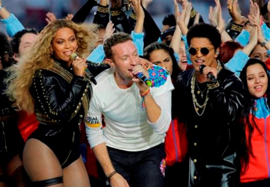 Beyonce, de izquierda a derecha, Chris Martin de la banda Coldplay y Bruno Mars durante su presentación en el espectáculo de medio tiempo del Super Bowl 50 de la NFL el domingo 7 de febrero de 2016 en Santa Clara, California. (Foto AP/David J. Phillip)