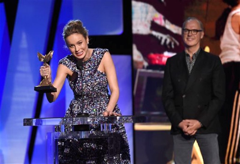 Brie Larson acepta el premio Spirit a mejor actriz por su papel en “Room”, en la ceremonia de Premios Spirit de Cine Independiente, el sábado 27 de febrero de 2016, en Santa Mónica, California. (Foto de Chris Pizzello/Invision/AP)