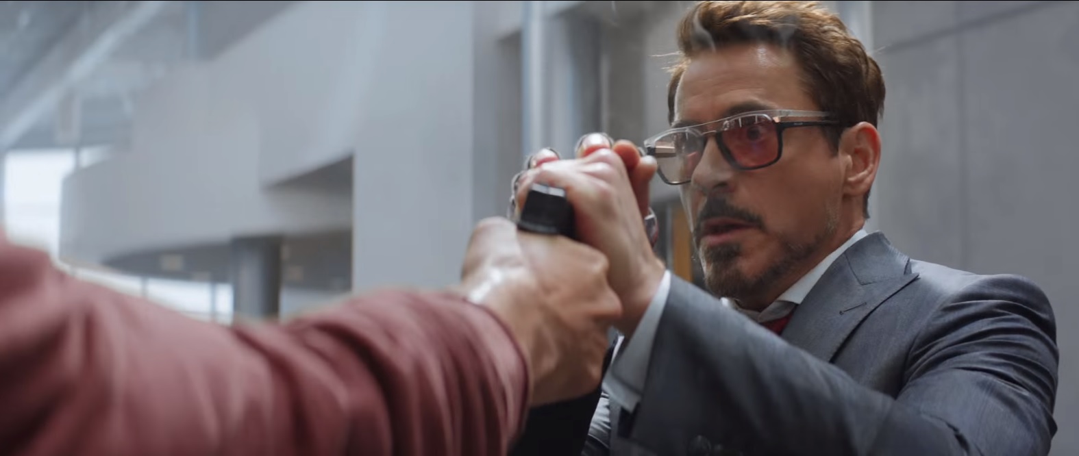 Tony Stark detiene un balazo del Soldado del Invierno. 