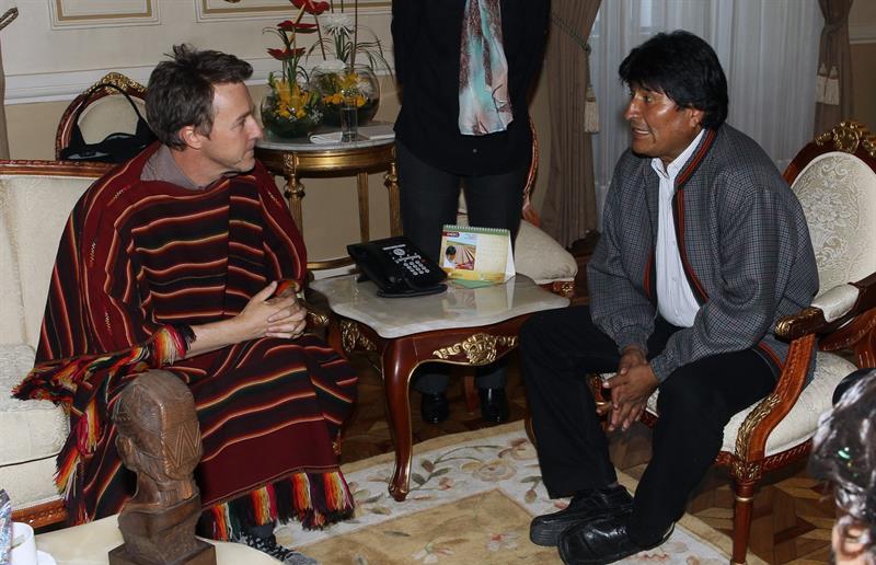 El actor estadounidense Edward Norton visita al presidente de Bolivia Evo Morales hoy, viernes 5 de febrero de 2016, en La Paz (Bolivia). Norton participará de los rituales andinos previos al carnaval boliviano.EFE/Martin Alipaz