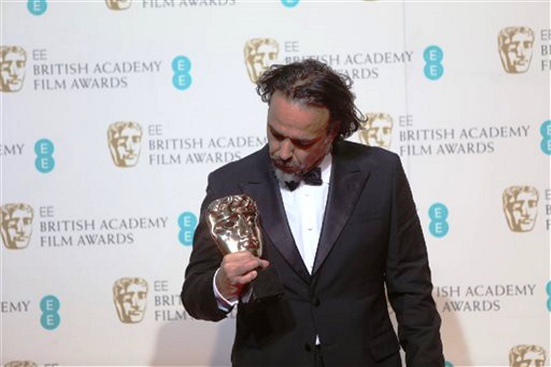 El director mexicano Alejandro González Iñárritu con su premio a Mejor Película por "The Revenant" tras bastidores de los premios BAFTA 2016 en la Royal Opera House en Londres, el domingo 14 de febrero de 2016. (Foto de Joel Ryan/Invision/AP)