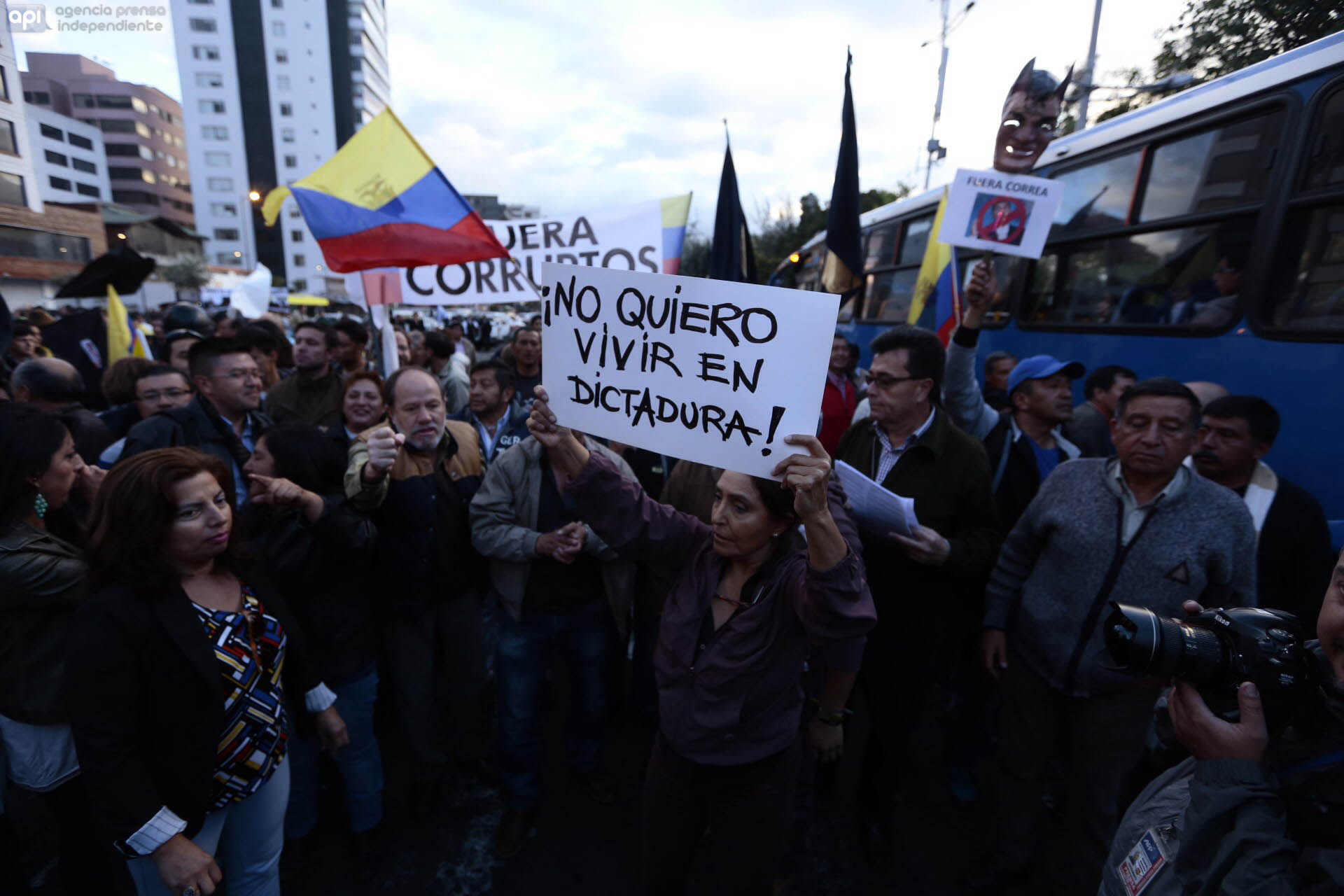QUITO 10 DE FEBRERO DE 2015, en la Tribuna de los Shyris se reunen un grupo de personas para manifestarce en contra del Gobierno FOTO API/JUAN EVALLOS