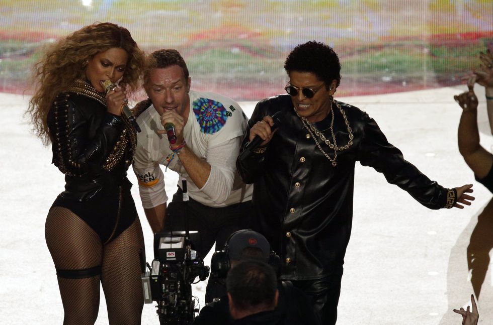 Beyoncé (izq.), Chris Martin de Coldplay y Bruno Mars (der.) cantan juntos durante el medio tiempo del Super Bowl 50. CHARLIE RIEDEL (AP)