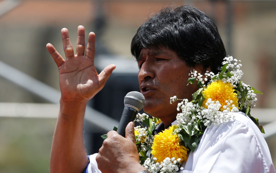 El presidente de Bolivia, Evo Morales, habla durante el cierre de su campaña por el "Sí" al referendo constitucional, en El Alto, Bolivia, el miércoles 17 de Febrero de 2016. Los bolivianos irán a las urnas el domingo para decidir si reforman la Constitución y permitir a Morales competir, o no, por un cuarto período presidencial de manera consecutiva. (AP Foto/Juan Karita)