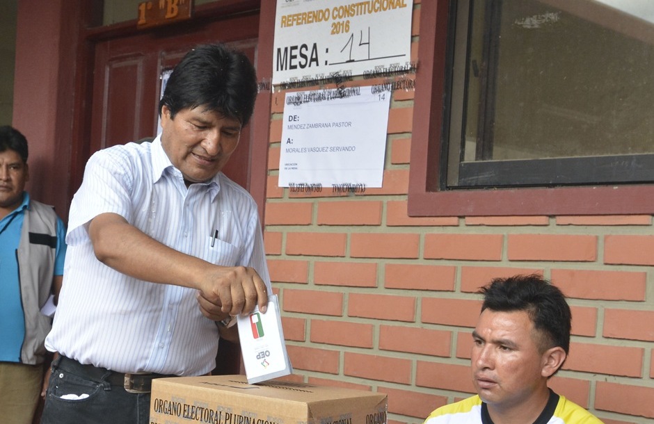 El presidente de Bolivia, Evo Morales, deposita su voto hoy, domingo 21 de febrero de 2016, en el colegio Villa 14 de Septiembre, en el municipio del mismo nombre situado en el Chapare, el feudo sindical y político del mandatario, situado en la región de Cochabamba (centro). Morales expresó su deseo de que los ciudadanos participen masivamente en el referendo en que se aprobará o rechazará una reforma constitucional para permitirle volver a ser candidato en las elecciones de 2019 en busca de un cuarto mandato hasta 2025. EFE/JORGE ABREGO