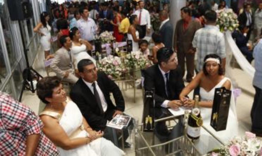 Gladys Prado y José Córdova, en el matrimonio colectivo organiado por el Municipio de Guayaquil, el 12 de febrero de 2016, por San Valentín.