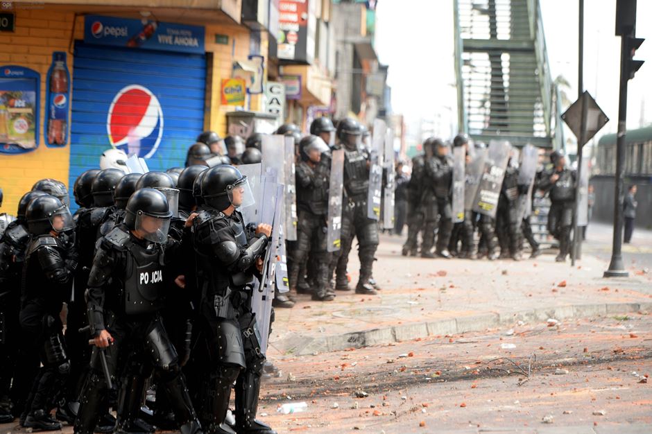Ecuador, 15 DE FEBRERO DE 2016. enfrentamientos se registraron en las afueras del Colegio Montúfar, la policía intentaba despejar la Av. Maldonado. Los Alumnos exigen el regreso de los maestros reubicados. FOTO API/JAVIER CAZAR