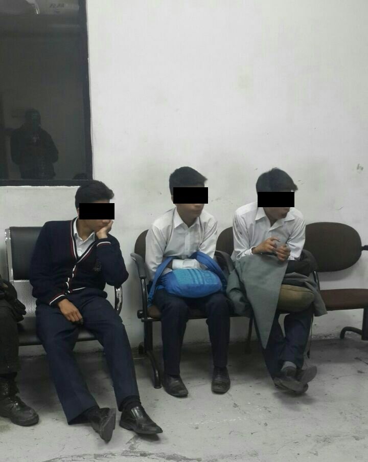 Tres de los cuatro estudiantes del Montúfar detenidos. Fotos de Pamela Ramirez del Ministerio del Interior.