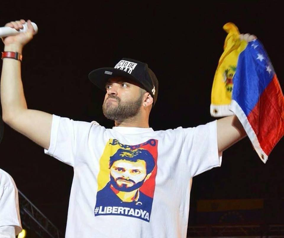 El cantante Miguel Ignacio Mendoza, del dúo venezolano "Chino y Nacho", en un concierto por la libertad de los presos políticos, en Caracas, el 20 de febrero de 2o16.