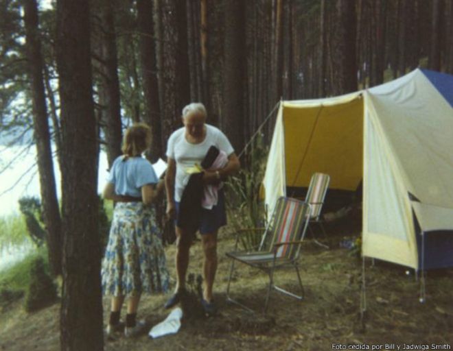 Como muestra esta imagen, Tymieniecka (de espaldas) y Wojtyla fueron juntos de acampada.