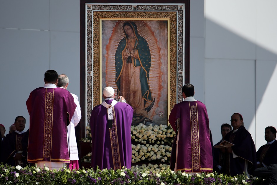 El papa Francisco se para delante de una imagen de la Virgen de Guadalupe en el comienzo de la misa en Ecatepec, México, el domingo 14 de febrero de 2016. (Foto AP/Darío López-Mills )