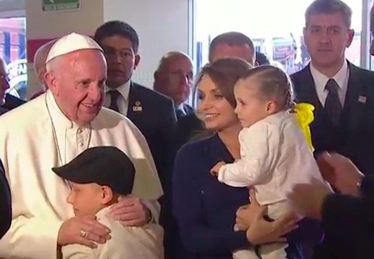 El papa visita niños enfermos en México, el 14 de febrero de 2016. Foto subida a Flickr por QueretaroPress.