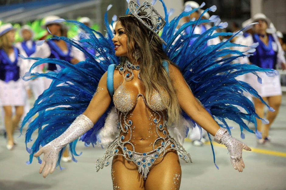 Una integrante de la escuela de samba del Grupo Especial Nenê de Vila Matilde, desfila hoy, sabado 06 de febrero de 2016 en la celebración del carnaval en el sambódromo de Anhembí en Sao Paulo (Brasil). EFE/SEBASTIÃO MOREIRA