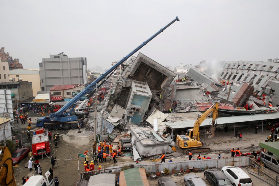 Rescatistas rastrean los restos de un edificio derrumbado tras un terremoto en Tainan, Taiwán, el 6 de febrero de 2016. (Foto AP/Wally Santana)