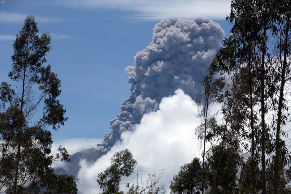 El volcán Tungurahua, erupcionando, el 26 de febrero de 2016.. FOTOS API / JUAN CEVALLOS.