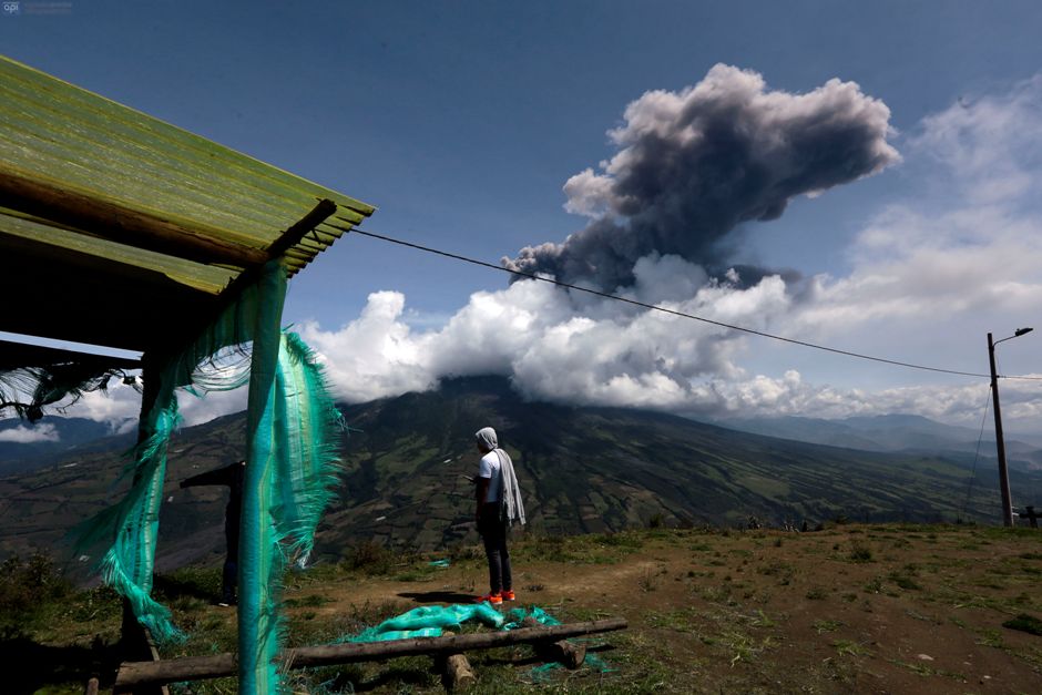 El volcán Tungurahua, visto desde el sector de Cahuaji , la tarde del sábado 27 de febrero de 2016. FOTOS API / JUAN CEVALLOS.