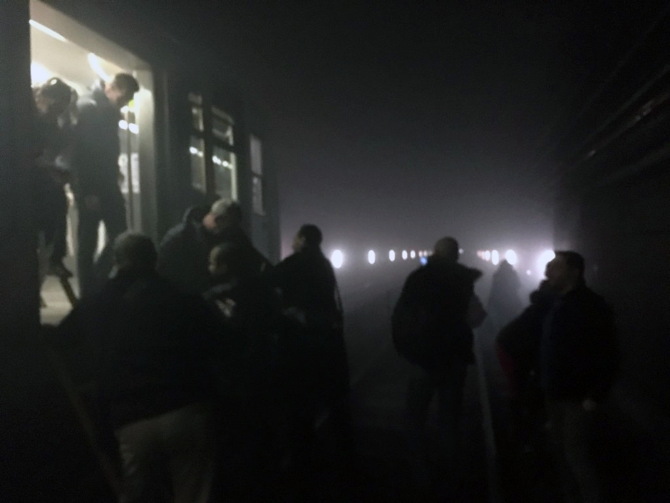 En esta foto suministrada por EurActiv y tomada por Evan Lamos, los pasajeros descienden del subterráneo para caminar por las vías después de un ataque al transporte público en Bruselas el 22 de marzo del 2016. (Evan Lamos/EurActiv, via AP)