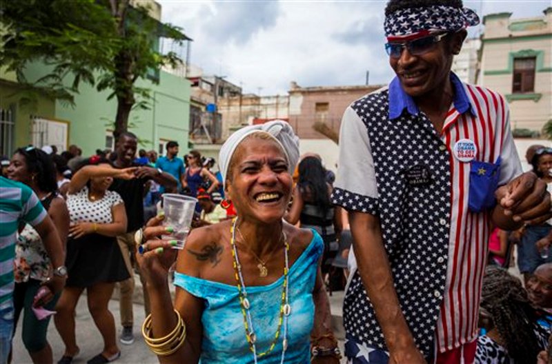 Dos cubanos sonríen mientras participan en una reunión semanal para bailar rumba en La Habana, Cuba, el sábado 19 de marzo de 2016. Para cientos de miles de cubanos de raza negra, Barack Obama no es sólo el primer líder estadounidense en visitar su país en casi nueve décadas. Es un hombre negro cuyo ascenso al puesto de mayor poder en el mundo es una fuente de orgullo e inspiración. (Foto AP/Desmond Boylan)