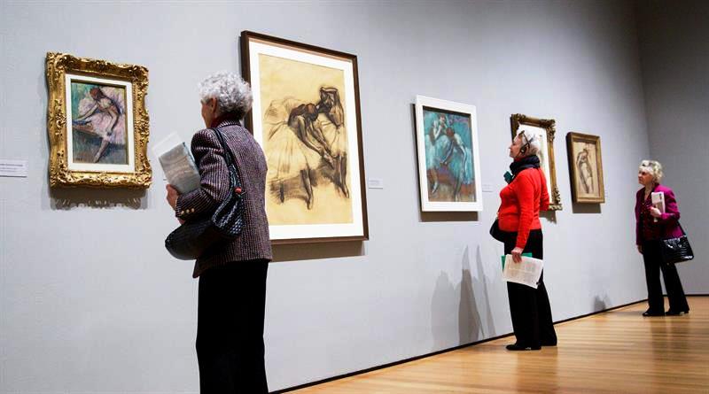 Un grupo de personas visita la exposición "Edgar Degas: A Strange New Beauty" de Edgar Degas en el Museo de Arte Moderno de Nueva York (EE.UU.) hoy, martes 22 de marzo de 2016. EFE/JUSTIN LANE